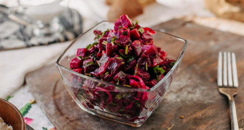 Не успеваю покупать свеклу, подсели всей семьей на эту закуску: вкуснота необыкновенная, домашние уплетают сковородками