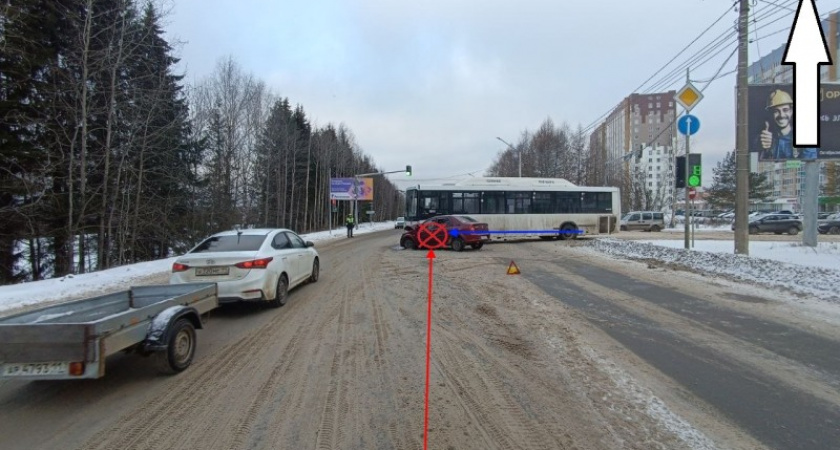 В Сыктывкаре иномарка столкнулась с пассажирским автобусом