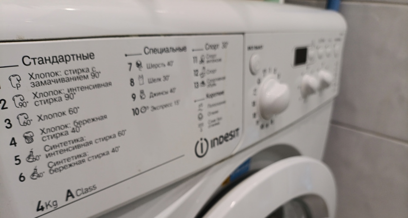 Стакан при стирке — и вещи кипельно-белые: прачка раскрыла, что заливает в стиралку вместе с порошком — стоит копейки