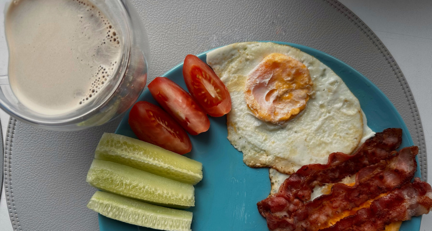 Не растительное масло и не сало: вот на чем жарят яичницу опытные хозяйки - теперь всегда так делаю