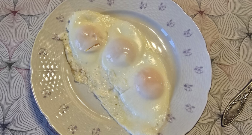 Не растительное масло и не сало: вот на чем жарят яичницу мудрые хозяйки - теперь тоже так делаю