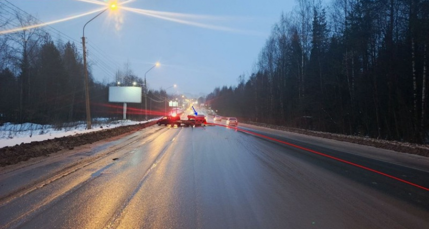 В Сыктывкаре в аварии с иномаркой пострадала беременная девушка