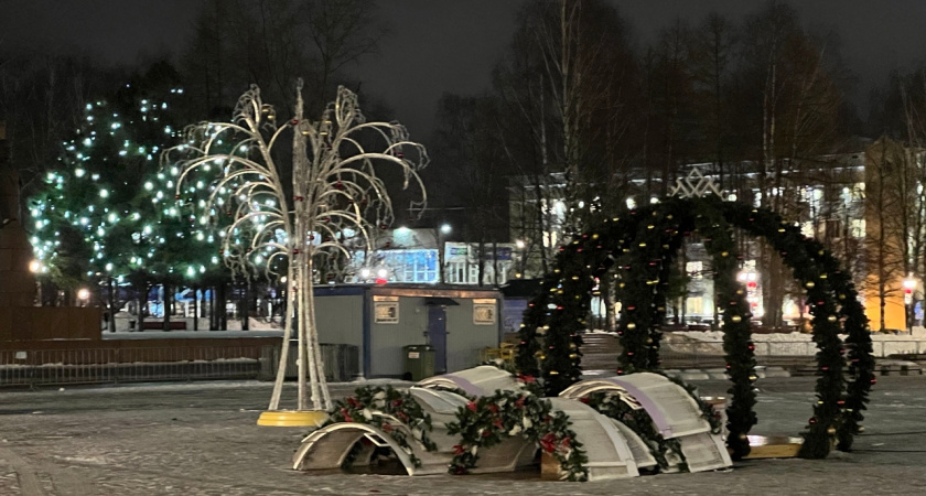 Главная площадь Сыктывкара обретает очертания новогодней сказки