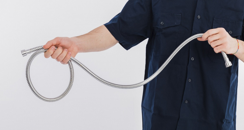 Почему гибкие шланги больше не используют: сантехники поделились — какая подводка служит до 25 лет