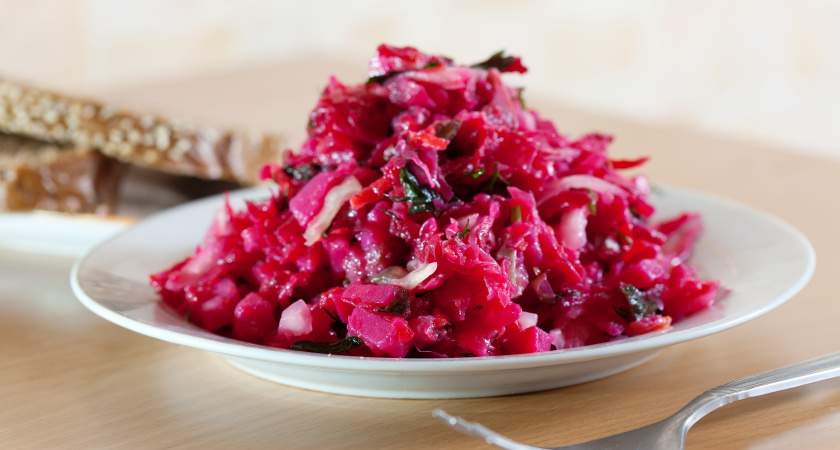 Сытно, просто и вкусно: салат из свеклы — вся семья требует готовить каждую неделю