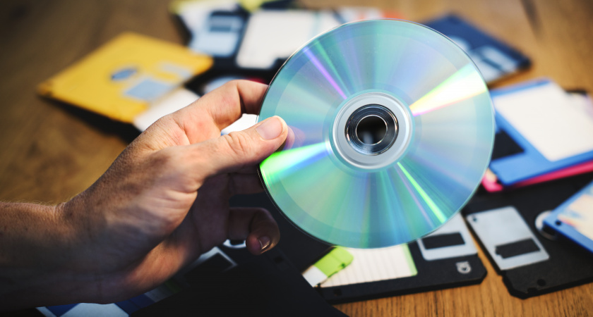 Зачем водители стали класть CD-диски под лобовое стекло: спасают ли они от штрафов с дорожных камер