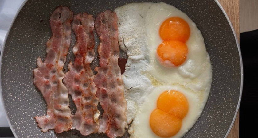 Не сало, не масло и в 100 раз полезнее: на чём жарят яичницу умные хозяйки — запомните раз и навсегда
