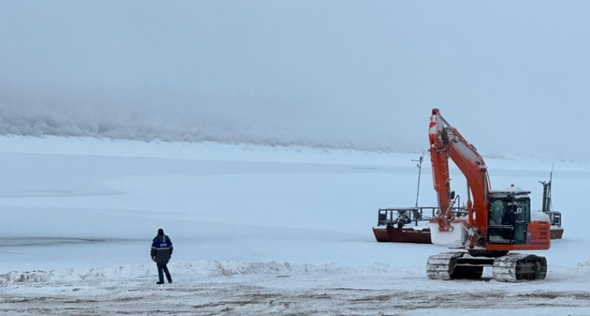 В одном из северных городов Коми приступили к установке понтонного моста для связи с "большой землей"