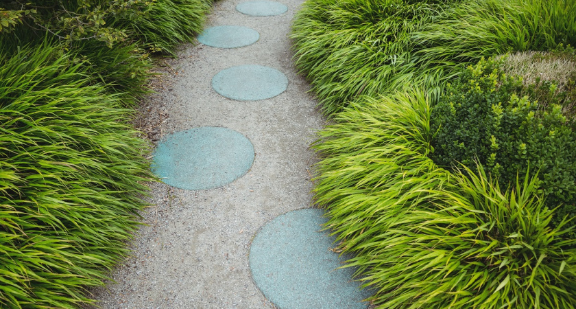 «Вечные» садовые дорожки: технология без бетона покоряет дачников — ни проблем, ни трещин, ни луж