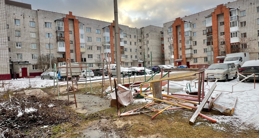 Жители двух домов в Сыктывкаре поссорились из-за сноса игрового городка