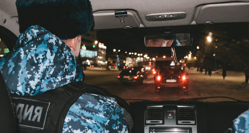 В Сыктывкаре хулиган напал на посетителей бара, вооруживших деревянной доской