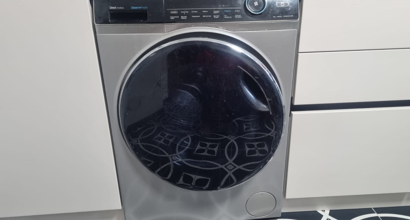 Долой вонь и плесень: просто налейте это в стиралку и она очистится сама - грязь хлопьями полезет