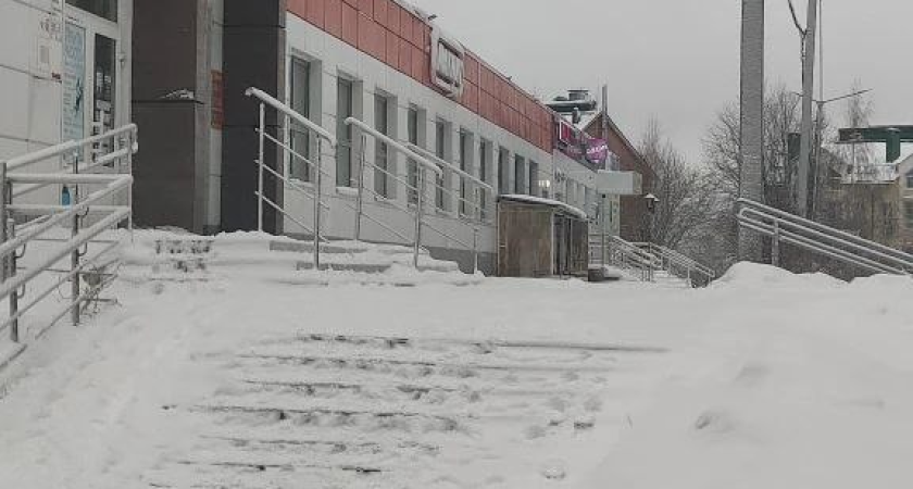 В Сыктывкаре борются со снежной неурядицей у магазинов: от бесед до штрафов