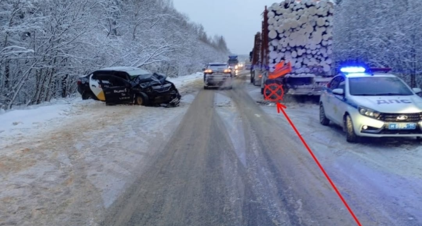 В Коми пассажирку такси госпитализировали с серьезными травмами после столкновения с прицепом