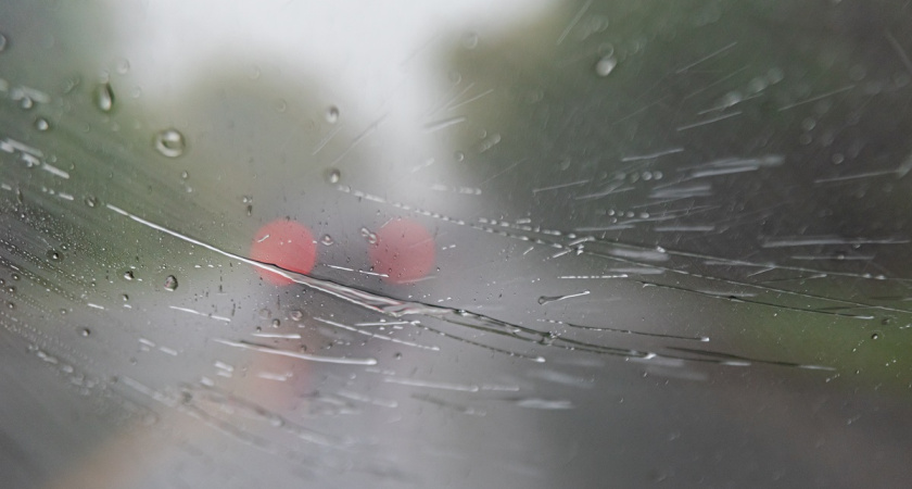 Пшикаю пару раз на лобовое — и стекла не потеют ни утром, ни в пробке: прозрачность держится весь день