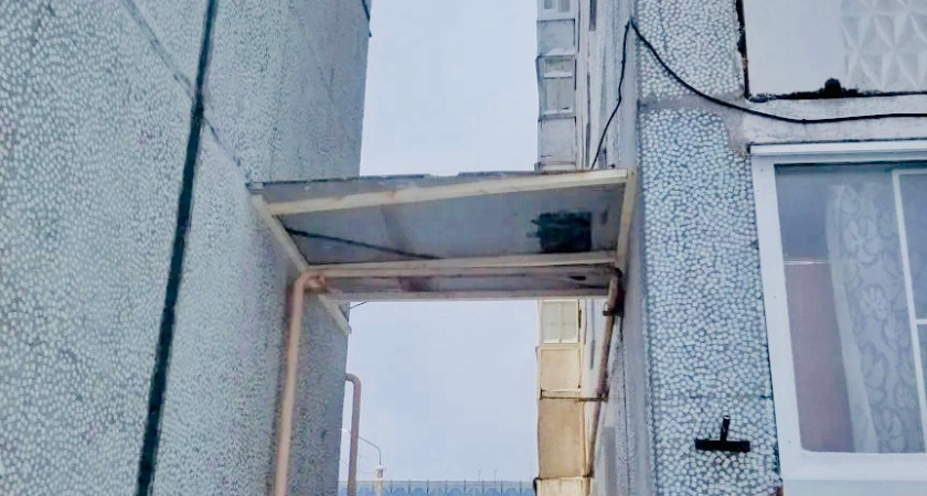 В одном из сыктывкарских домов обрушилась межпанельная затирка