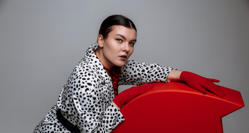 Корсеты, брючные костюмы и жемчужные нити: сыктывкарский дизайнер рассказала в чем встречать год Огненной Лошади