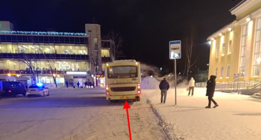 В Сыктывкаре женщина выпала из автобуса 