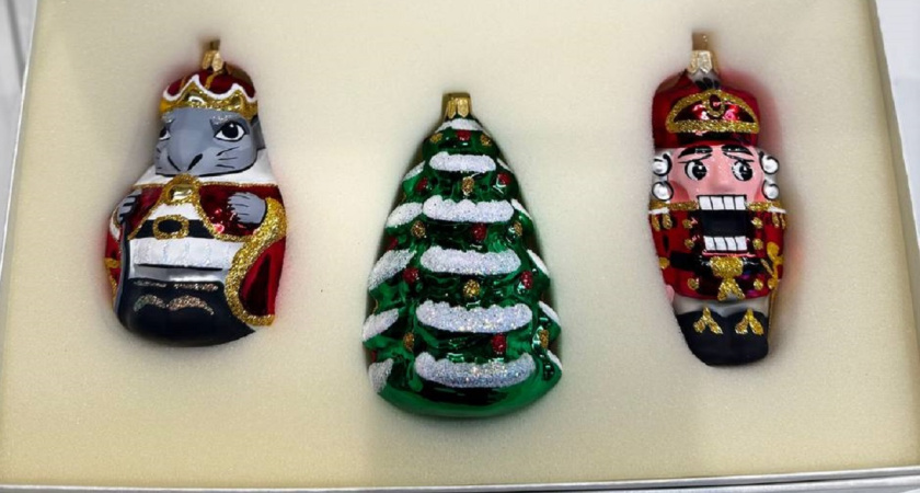 История елочной игрушки в России: откуда у нас на елках появились стеклянные космонавты, кукуруза и шишки