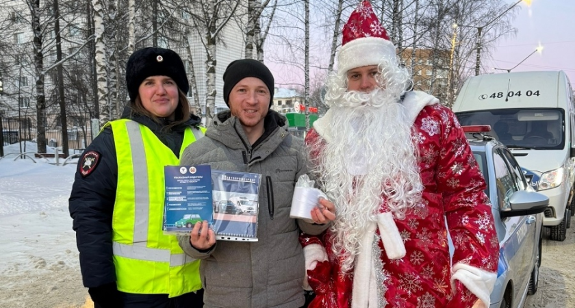 В Сыктывкаре Дед Мороз и ГИБДД напомнили водителям о безопасности на зимних дорогах