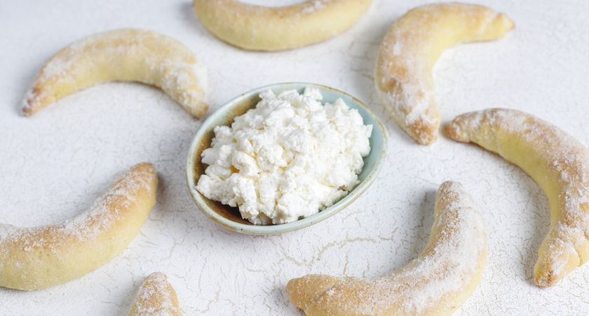 Готовятся из самых простых продуктов: как испечь творожные сочни - нежнее, чем в дорогой кондитерской