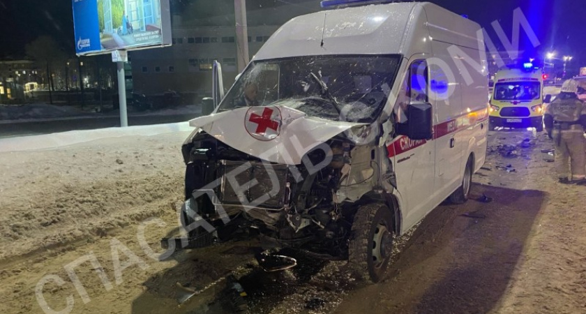 В Коми иномарка влетела в машину "скорой"