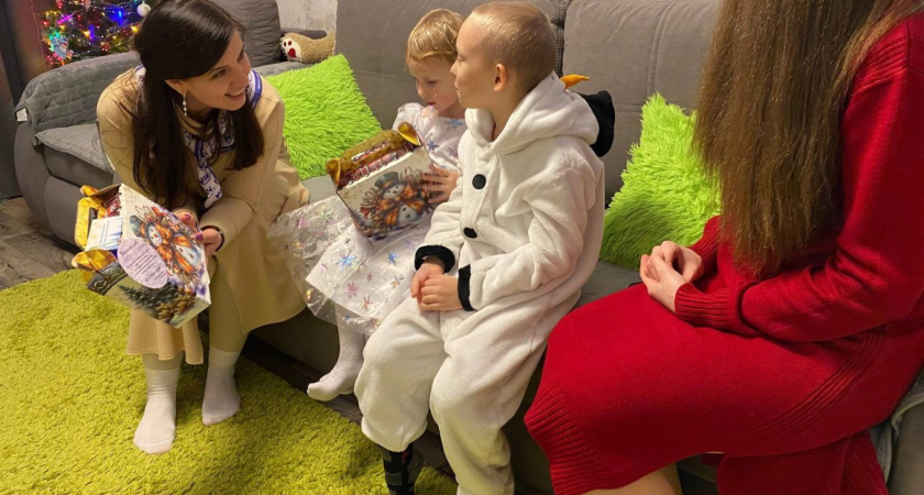 Глава Коми и "Единая Россия" радуют детей подарками