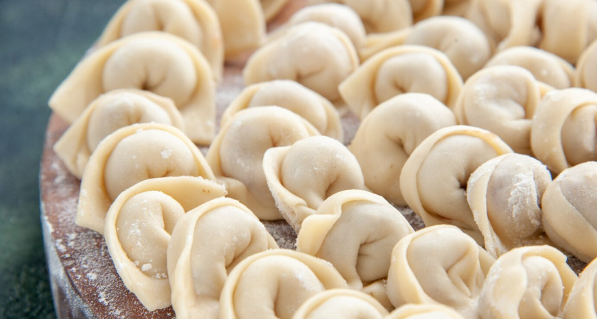 Почему нельзя опускать пельмени в кипящую воду