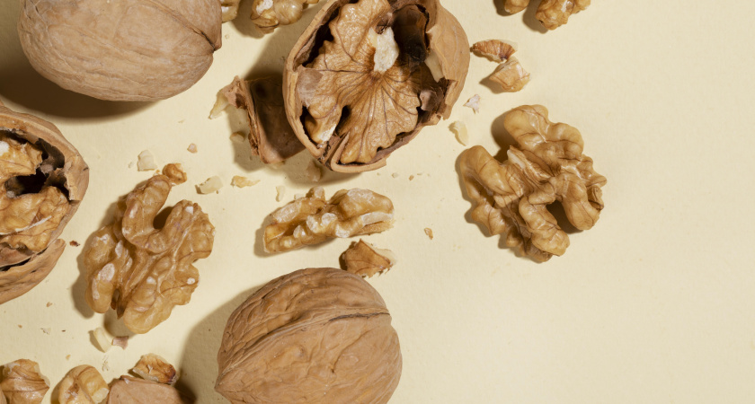 Теперь грецкие орехи не чищу - использую бутылку: щелкаю как семечки - ядрышко целое, никаких крошек