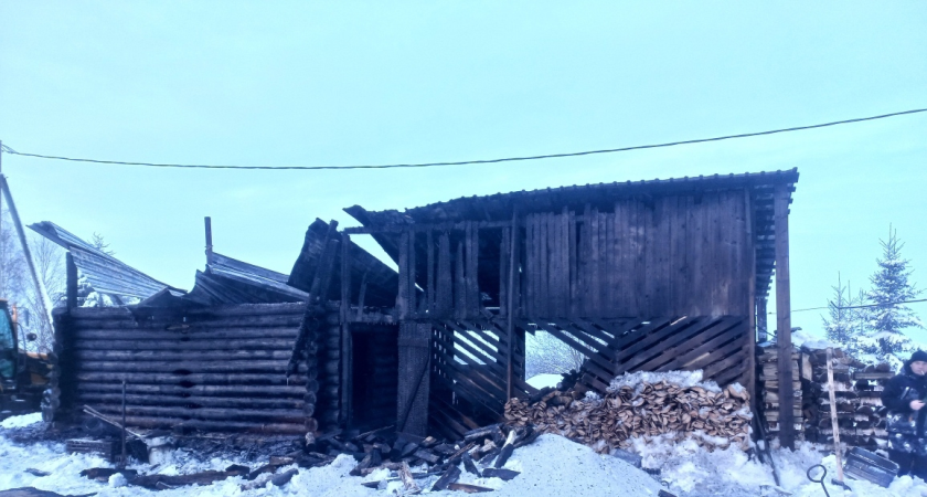 В Коми за сутки сгорели хозпостройка и кладовая