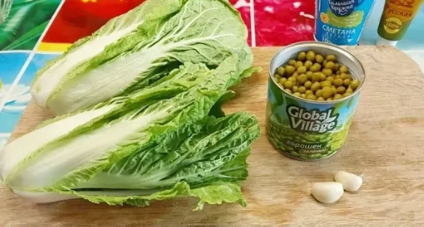 «Сметете» всю пекинку в магазине: самый вкусный салат на скорую руку — 7 минут, и она на столе