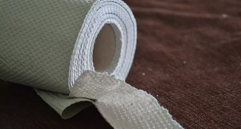 Из окон не дует даже в метель: от сквозняков спас рулон туалетной бумаги — забыли про холодный подоконник