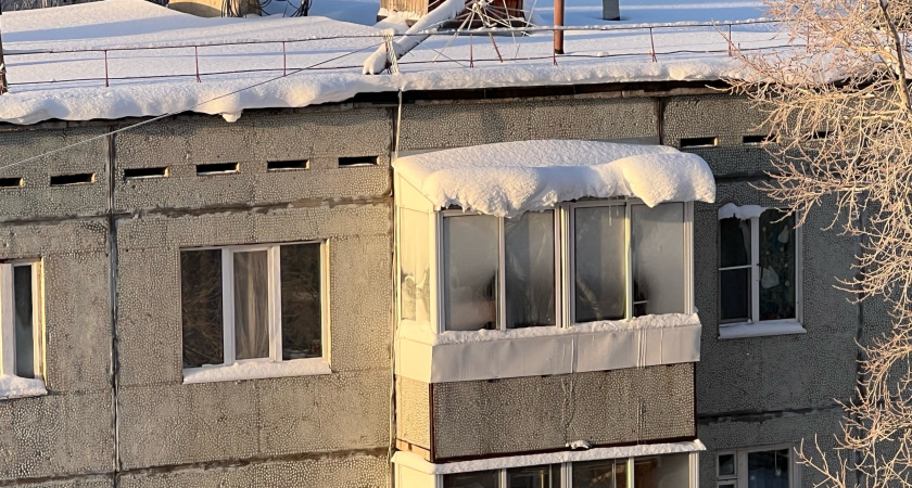 Жителям Коми рассказали, кто должен чистить крыши и балконы зимой