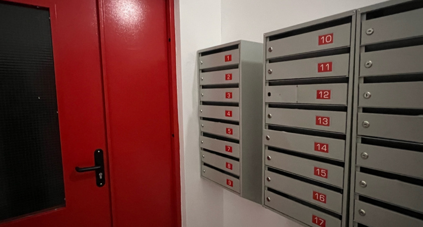 Сыктывкарцам рассказали, кто должен чинить почтовые ящики в подъездах