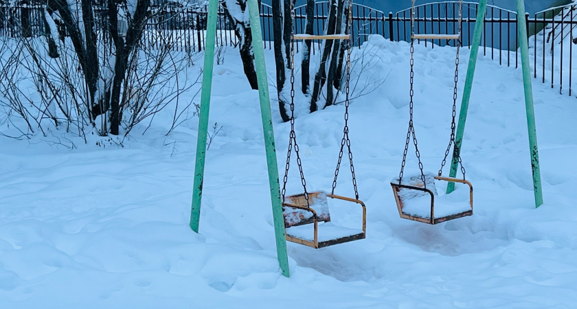 Сыктывкарцам рассказали, что делать, если детская площадка тонет в сугробах