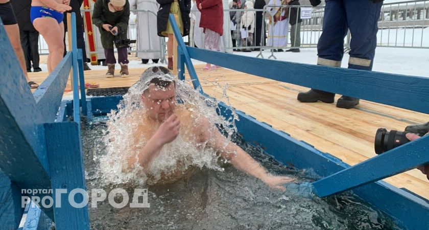 В Минздраве Коми рассказали, кому не стоит нырять в прорубь на Крещение
