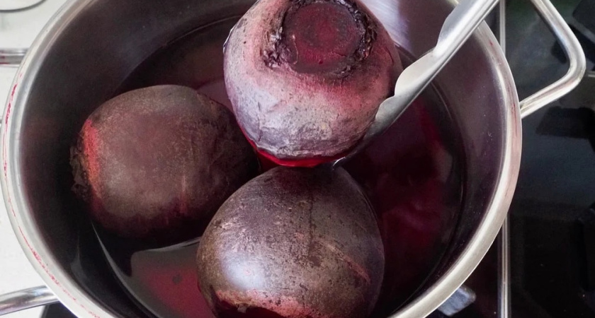 Не варю свеклу часами — хватает 15 минут: есть одна уловка при варке — выходит вкуснее, сочнее и без запаха на весь дом