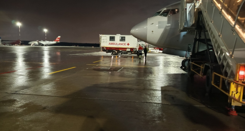 Врач сборной России по лыжным гонкам спас пассажира в самолете, летевшем в Сыктывкар