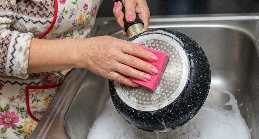 На моей кухне вся посуда блестит как на выставке: мою жирные сковородки без химии - ресторанный трюк