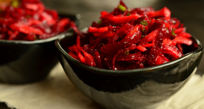 Вкусный салат со свеклой: домашних от него за уши не оттащить — простой и полезный рецепт