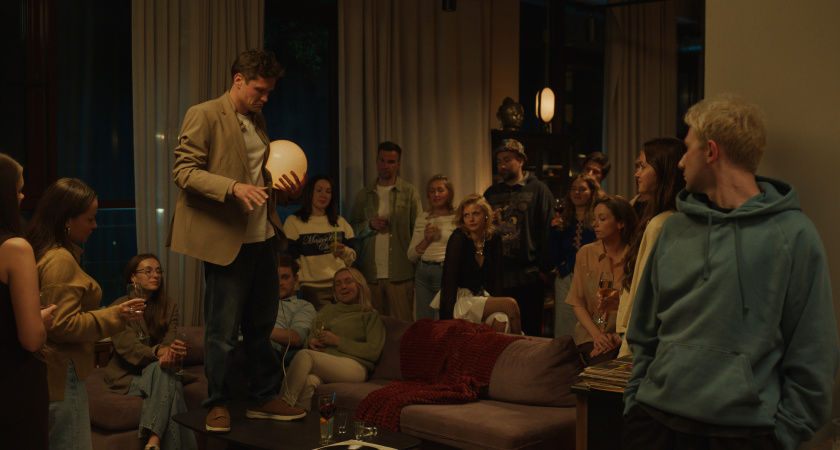 «Счастлив, когда ты нет»: всероссийская премьера романтической комедии о двух одиночествах с Сашей Бортич и Гошей Токаевым