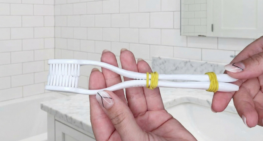 Беру две старые зубные щетки и резинку для денег: классный трюк для дома — выручает каждый день