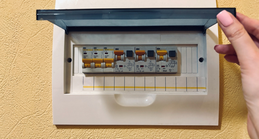 «Съедают» четверть электричества в доме — эти 2 прибора надо выключать из розетки