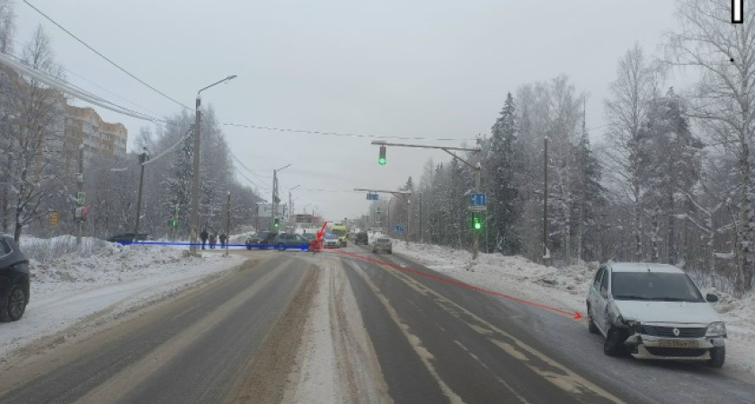В Сыктывкаре столкнулись две иномарки 