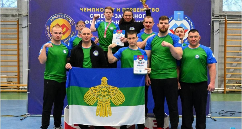 Делегация Коми завоевала три медали на окружном первенстве по армрестлингу в Гатчине