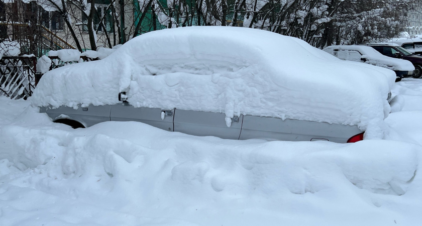 В Сыктывкаре ищут способы избавиться от брошенных машин во дворах