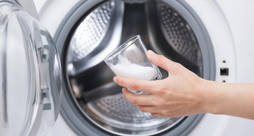 Рюмку в барабан — и стиралка скрипит от стерильности: ошметки грязи, извести и плесени вылетят в трубу со свистом