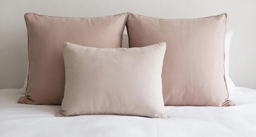 Пятна сползают, а пылевые клещи бегут без оглядки: как постирать подушку и "распушить" наполнитель