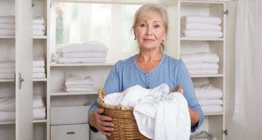 Одежда и белье никогда не пропахнут «старостью» — вот что кладу на полки шкафа. Про тяжелый «душок» не вспоминаю