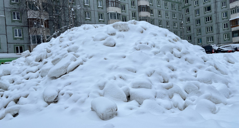 Жители Сыктывкара возмущены складированием снега на детских площадках и парковках